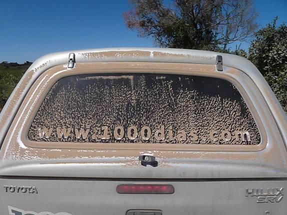 A Fiona se enche de pó ao cruzar a  Transpantaneira, região de Poconé, no Mato Grosso